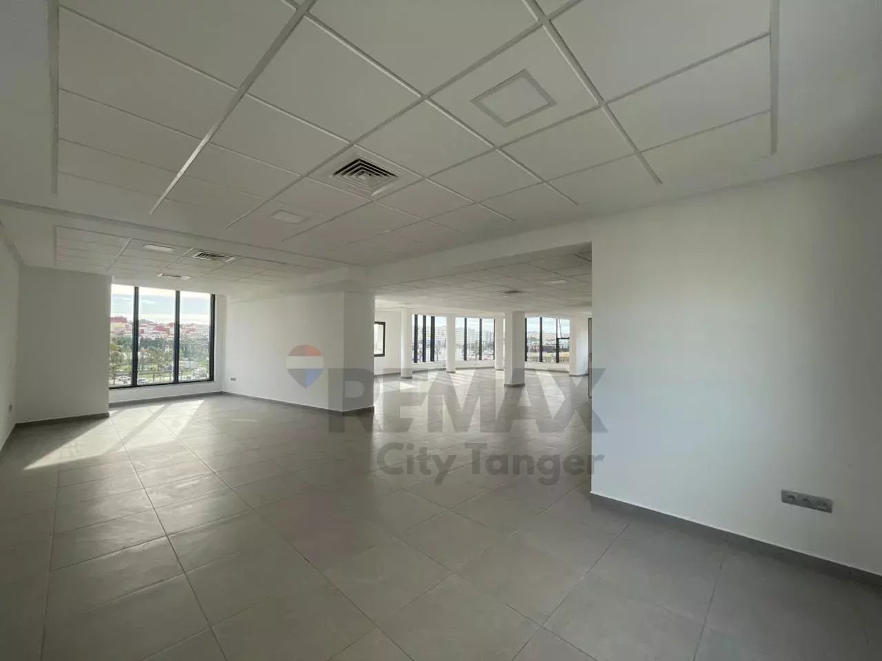 Bureau moderne de 206 m² à louer à Tanger